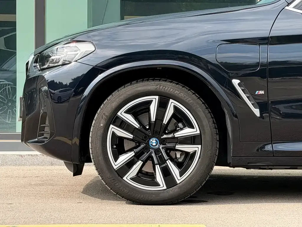 BMW iX3 — фото 9