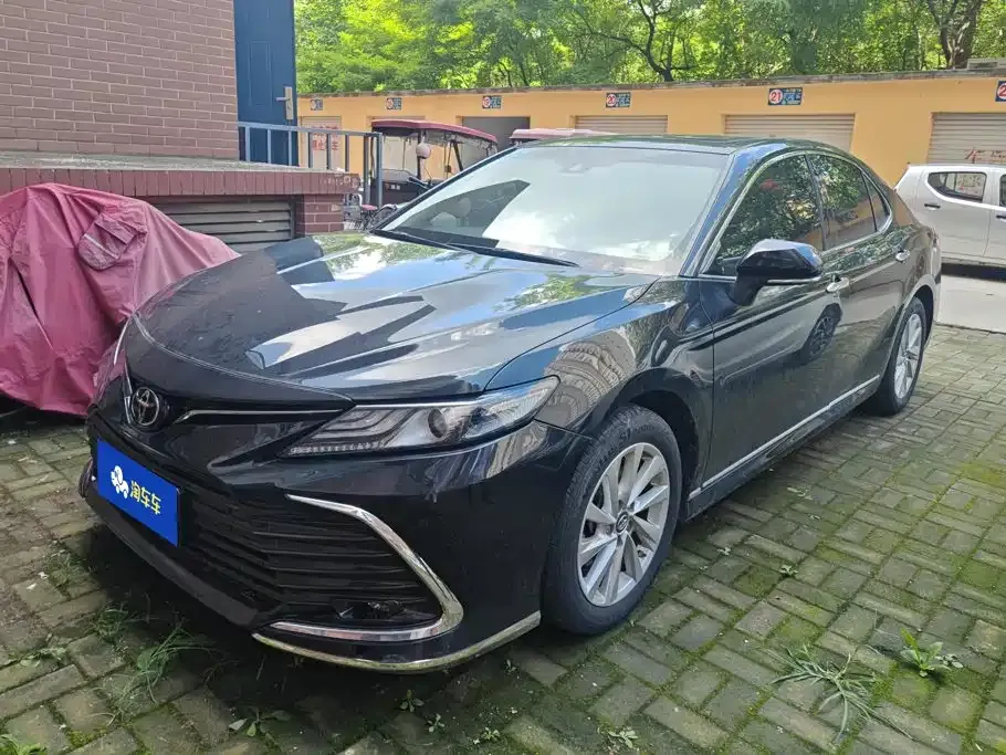 Toyota Camry — фото 1