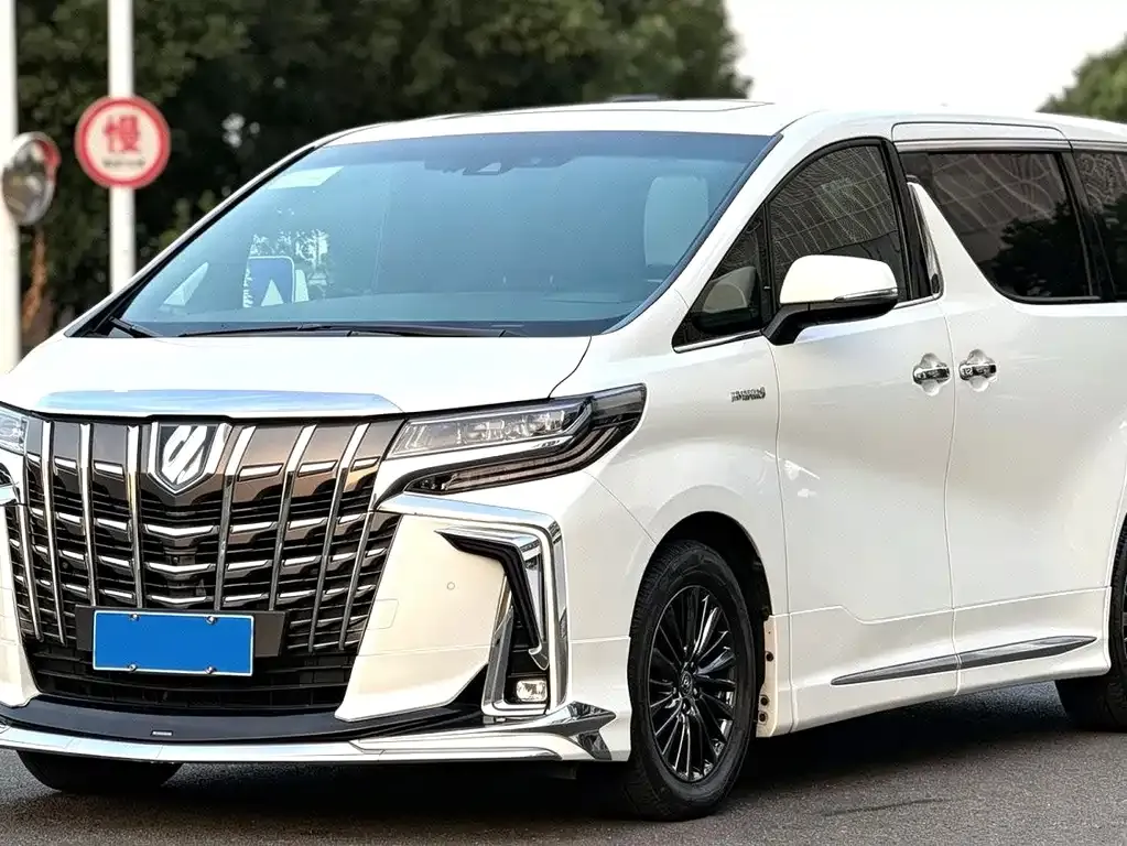 Toyota Alphard — фото 1