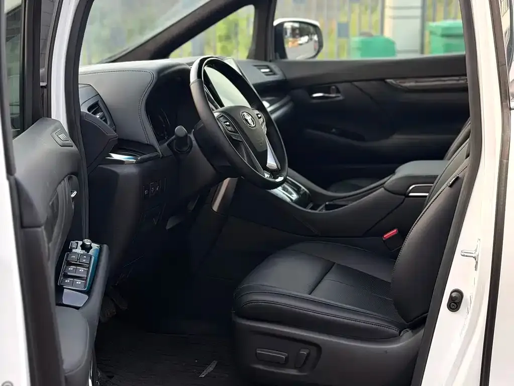Toyota Alphard — фото 2