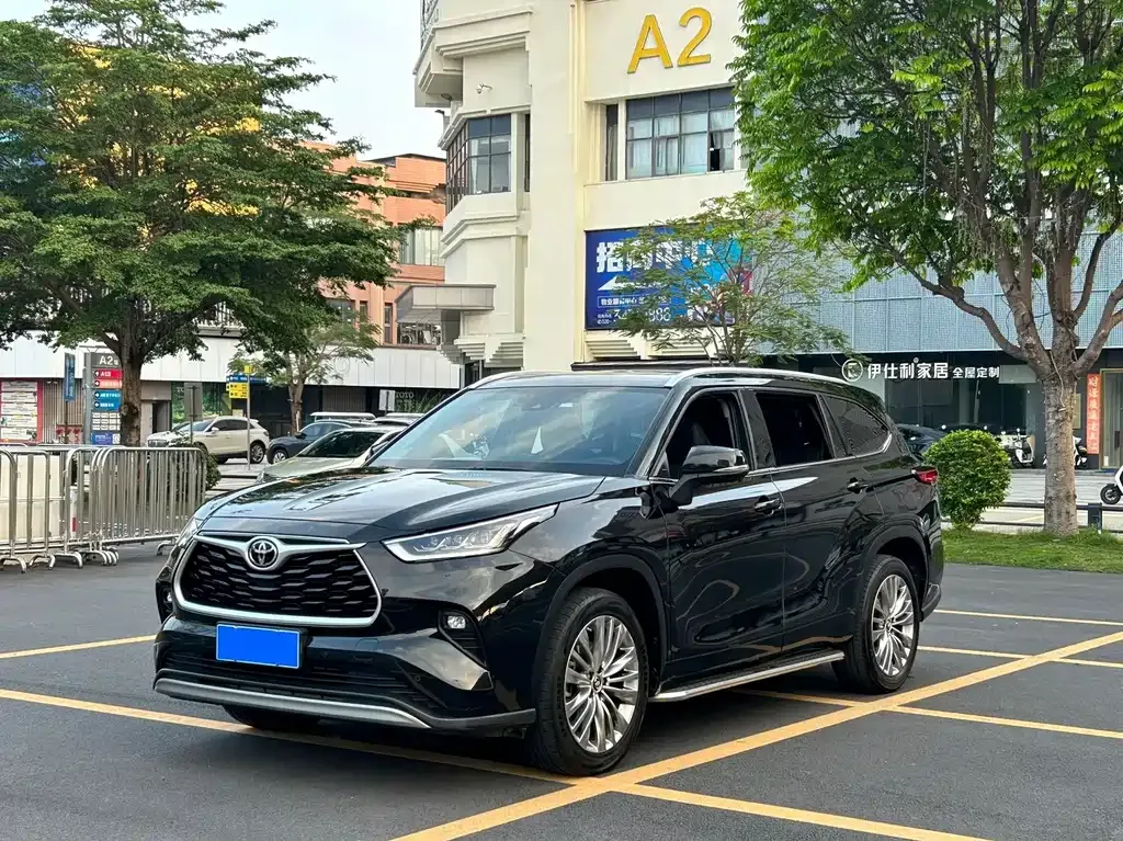 Toyota Highlander — фото 1