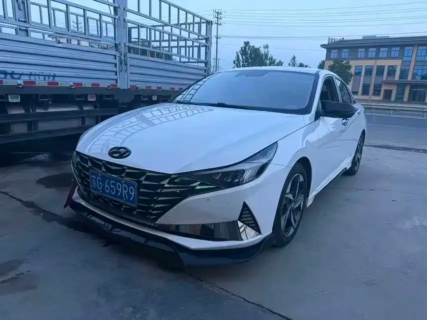 Hyundai Elantra — фото 1