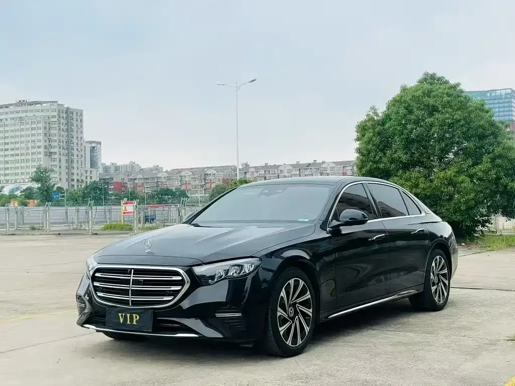 Mercedes-Benz E-Class — фото 1