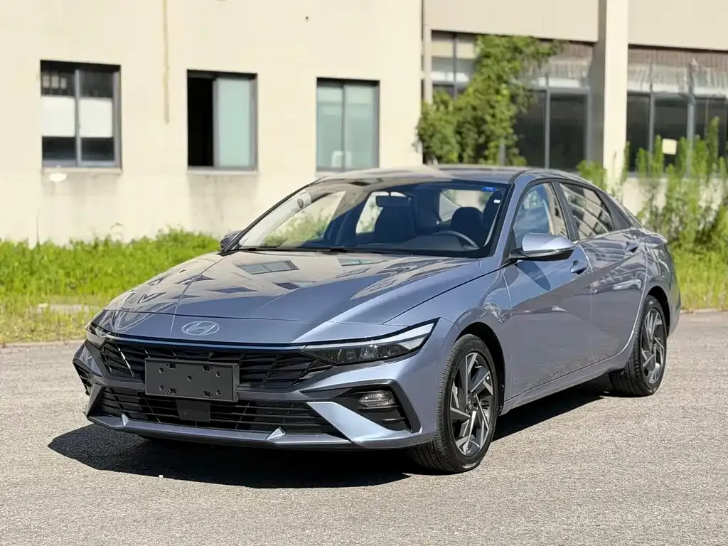 Hyundai Elantra — фото 1