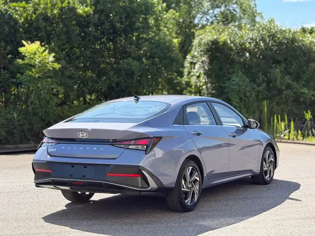Hyundai Elantra — фото 3