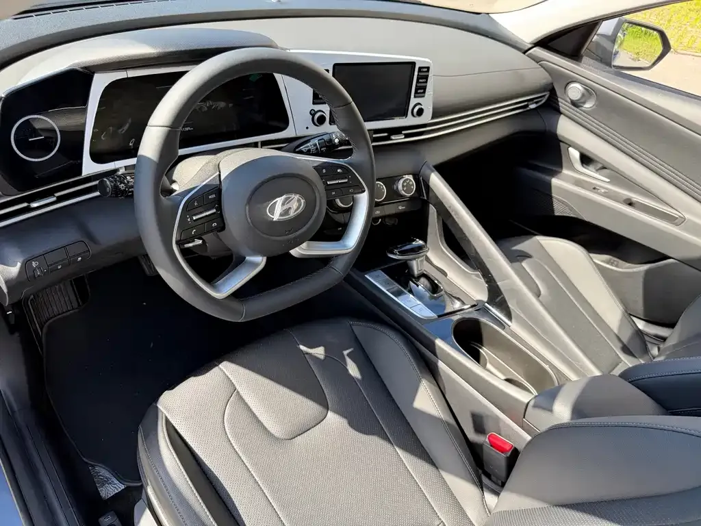Hyundai Elantra — фото 2