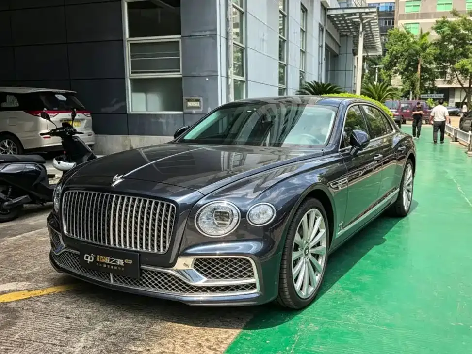 Bentley Flying Spur — фото 1