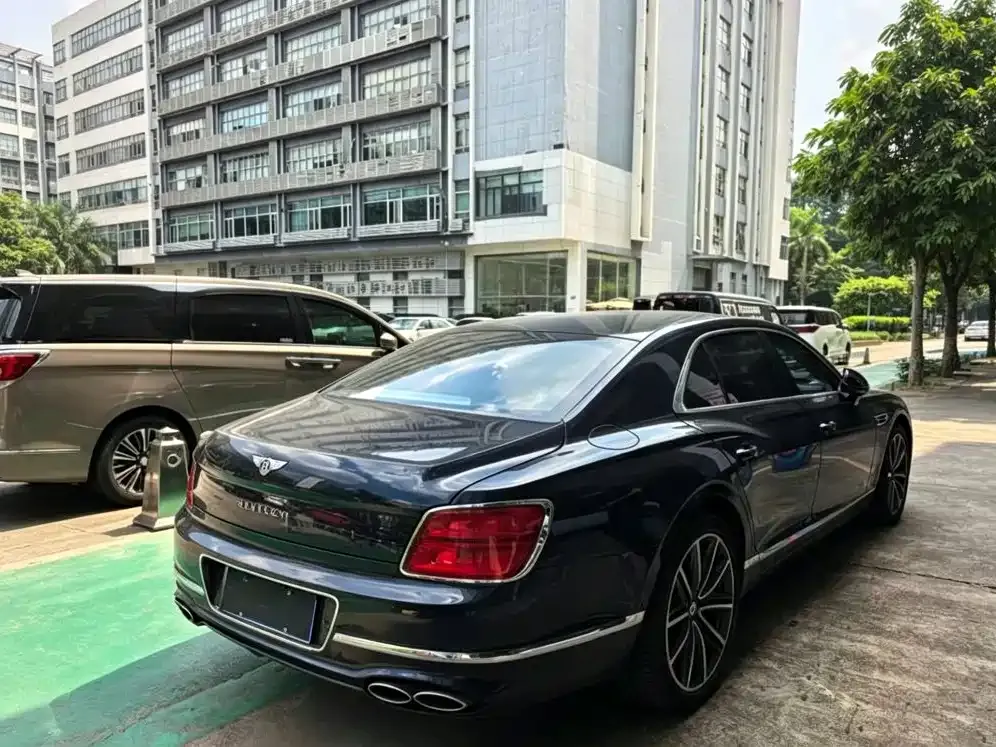 Bentley Flying Spur — фото 9