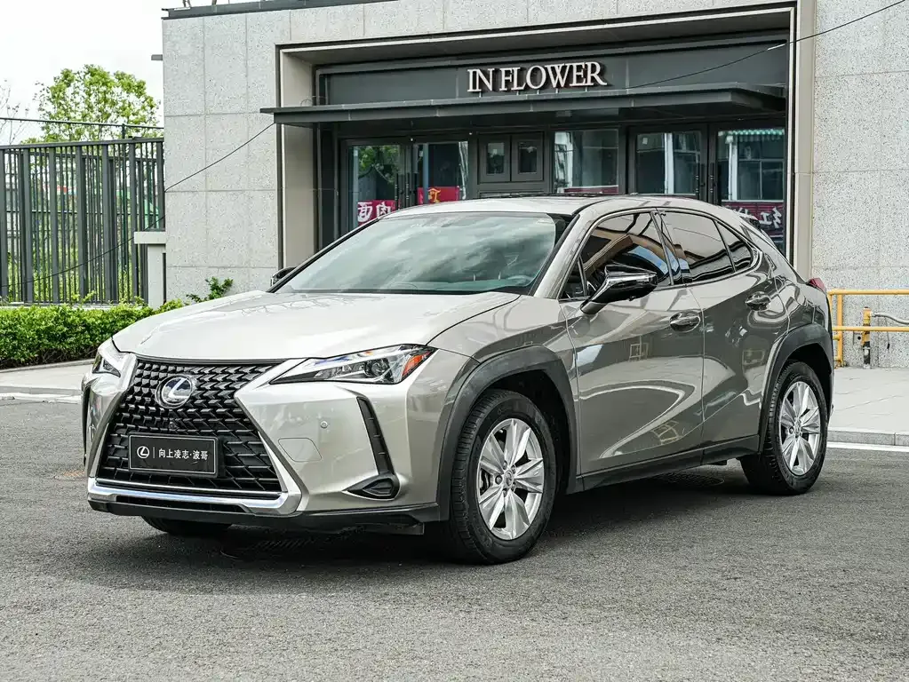 Lexus UX — фото 1
