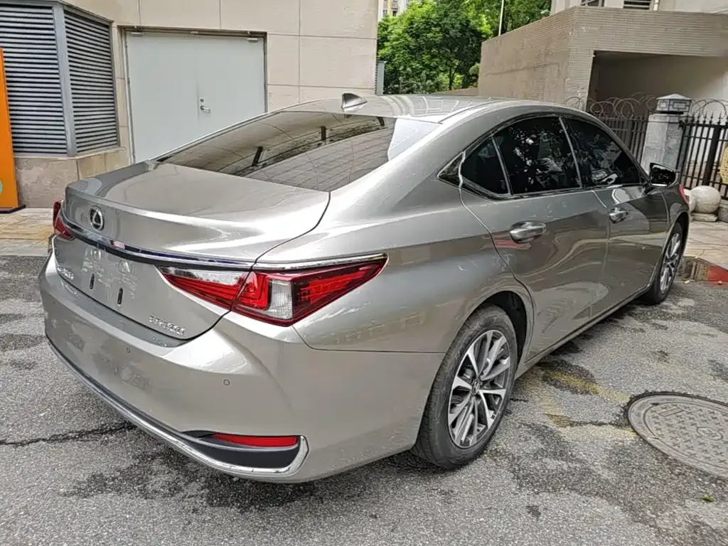 Lexus ES — фото 10