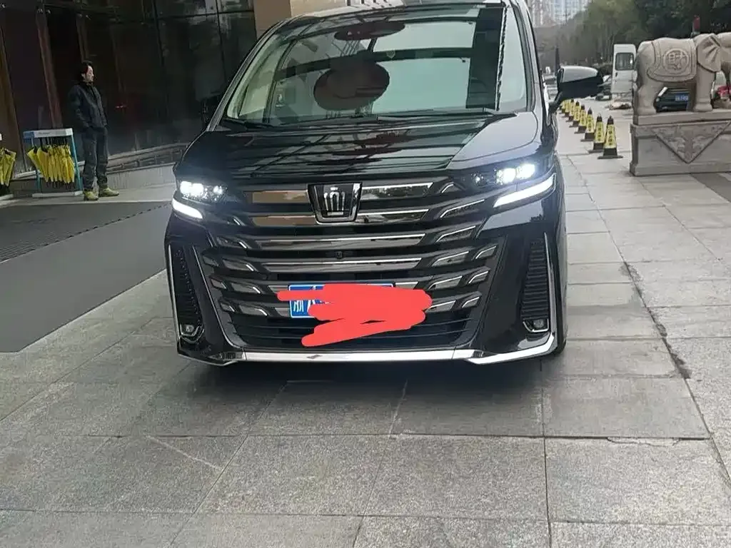 Toyota Vellfire — фото 1