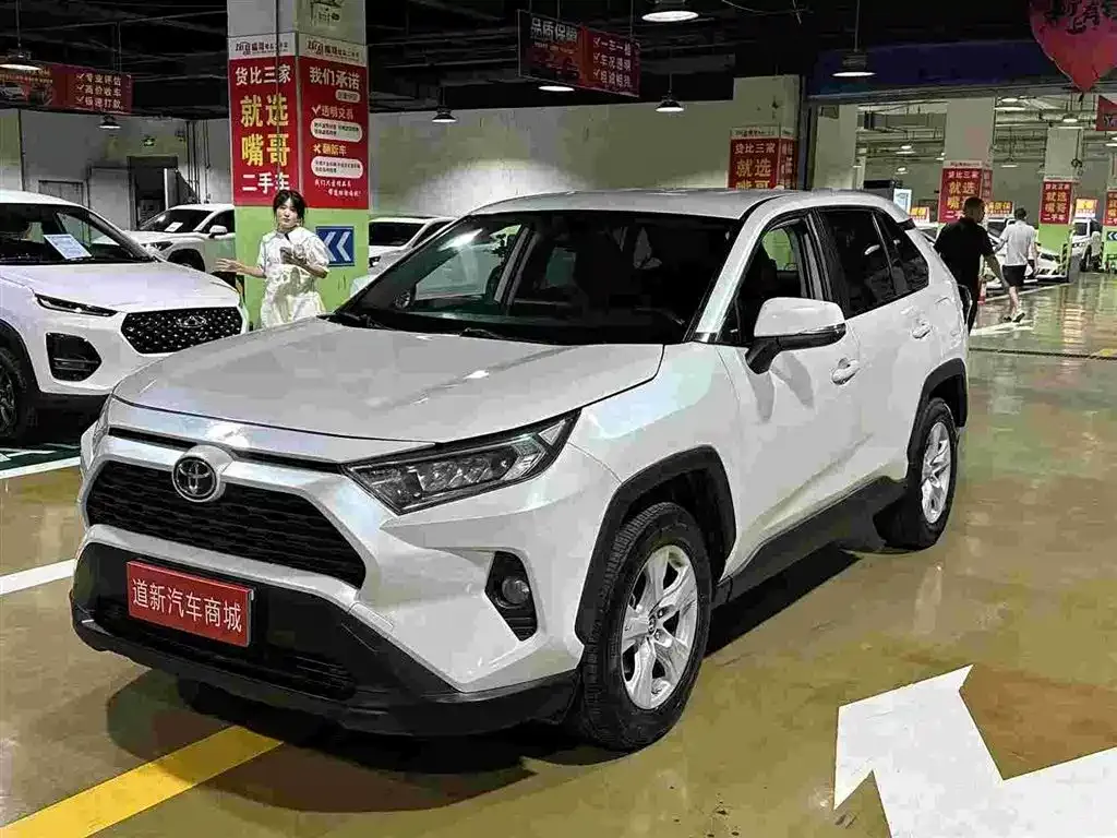 Toyota RAV4 — фото 1