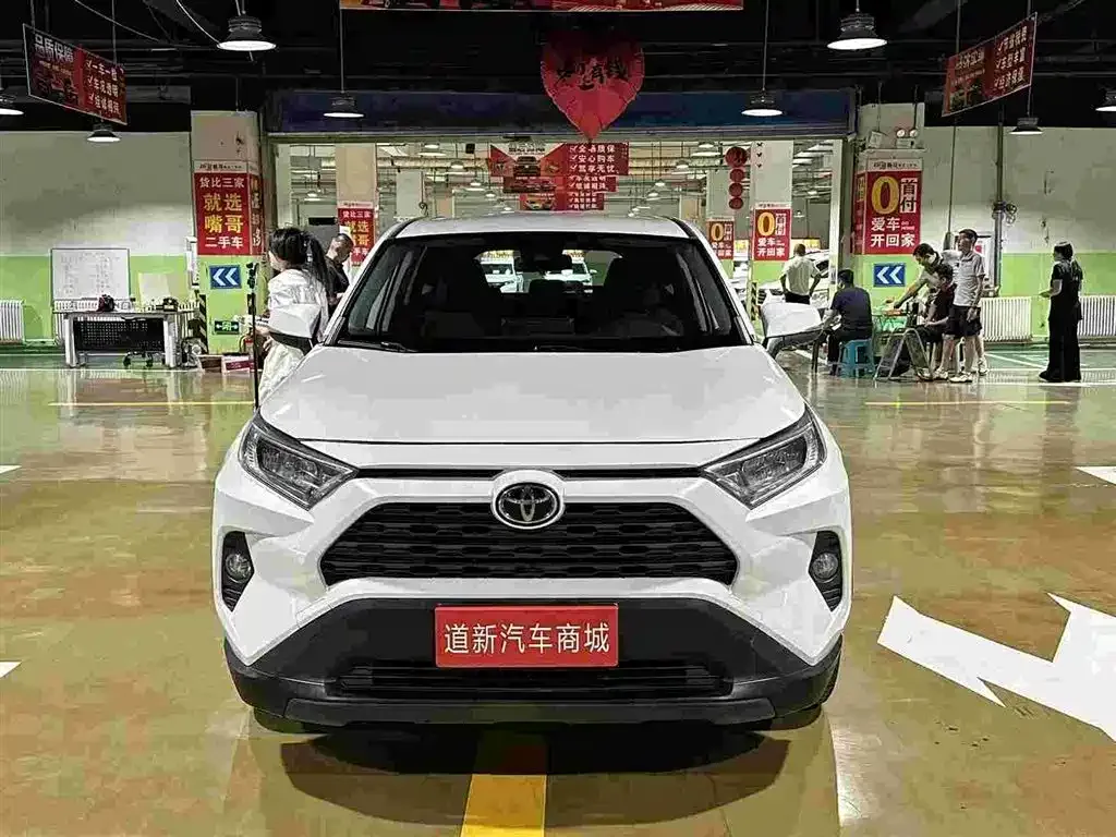 Toyota RAV4 — фото 8