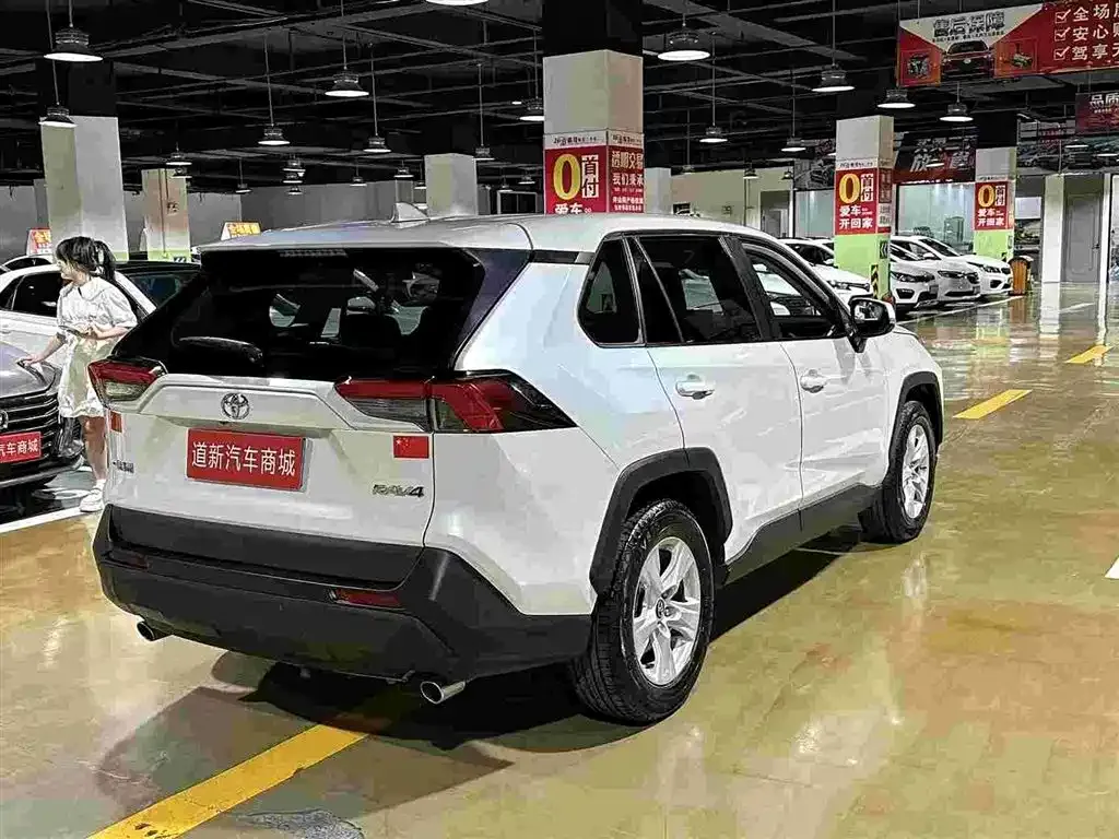 Toyota RAV4 — фото 9