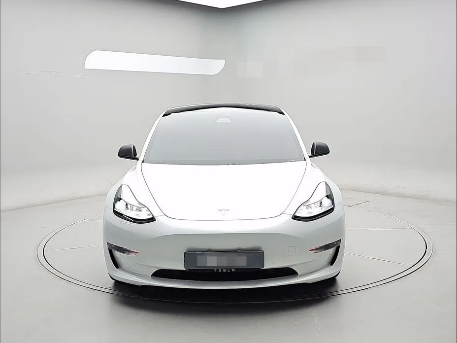 Tesla Model 3 — фото 1