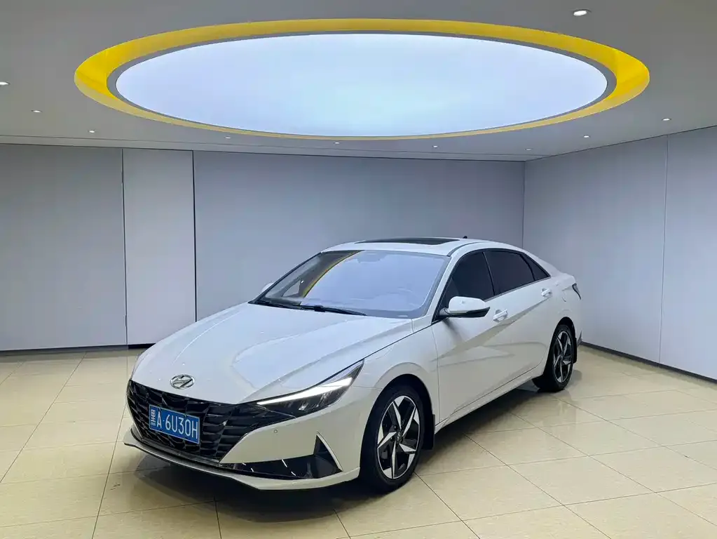 Hyundai Elantra — фото 1