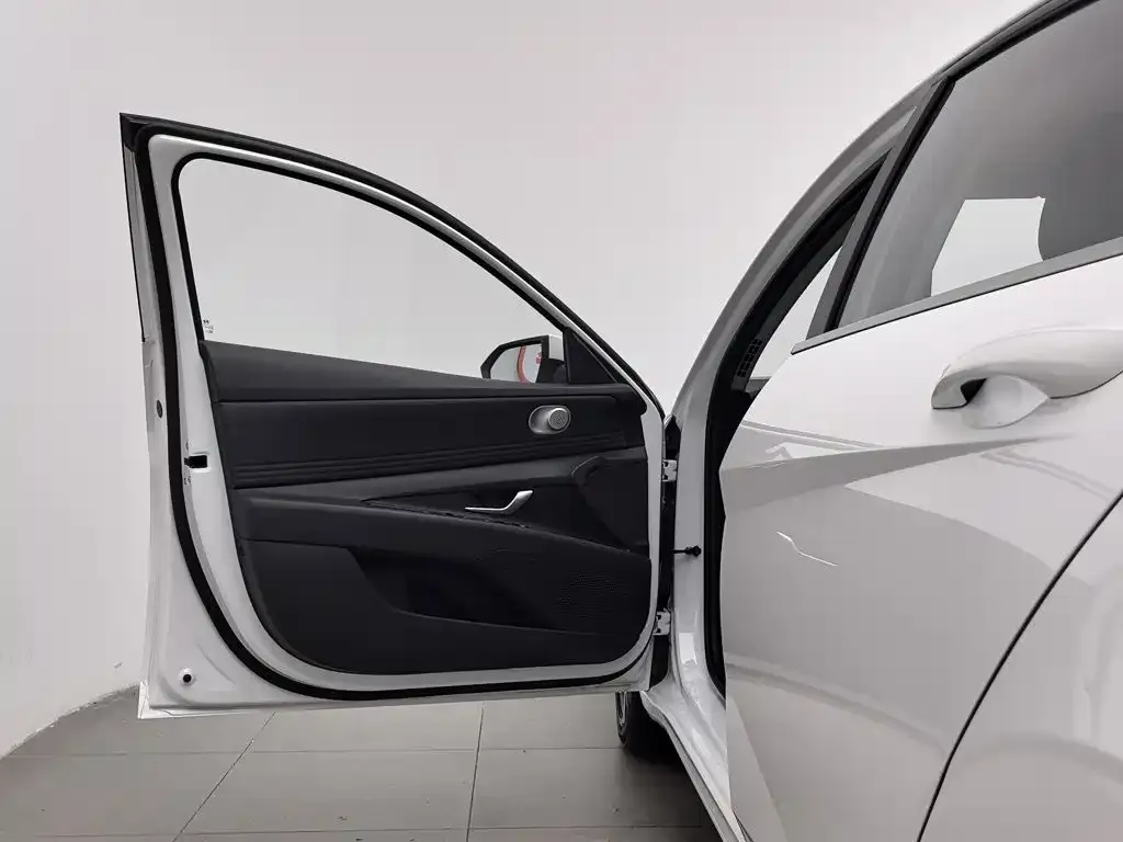 Hyundai Elantra — фото 3