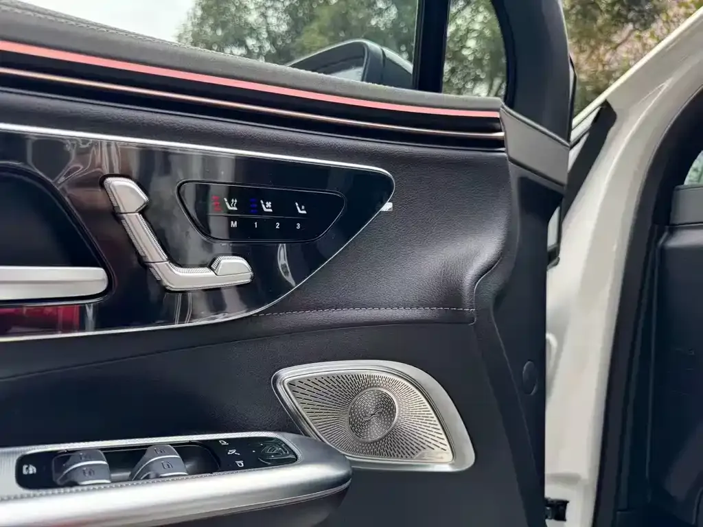Mercedes-Benz EQE SUV — фото 7