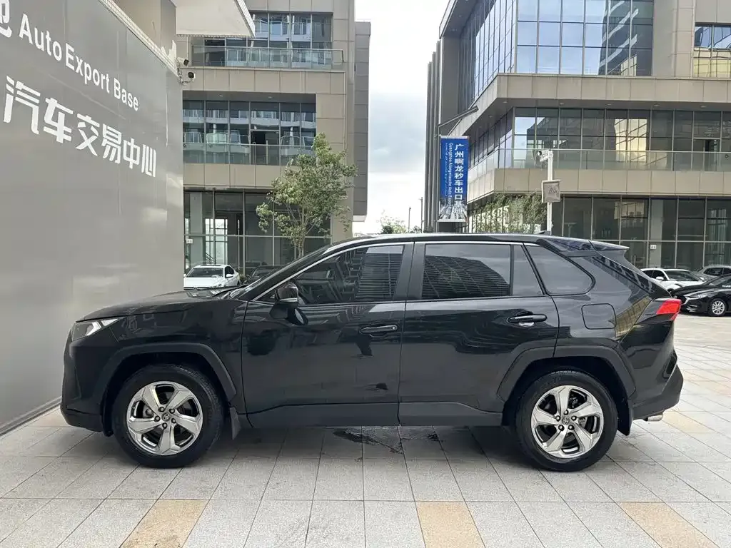 Toyota RAV4 — фото 8
