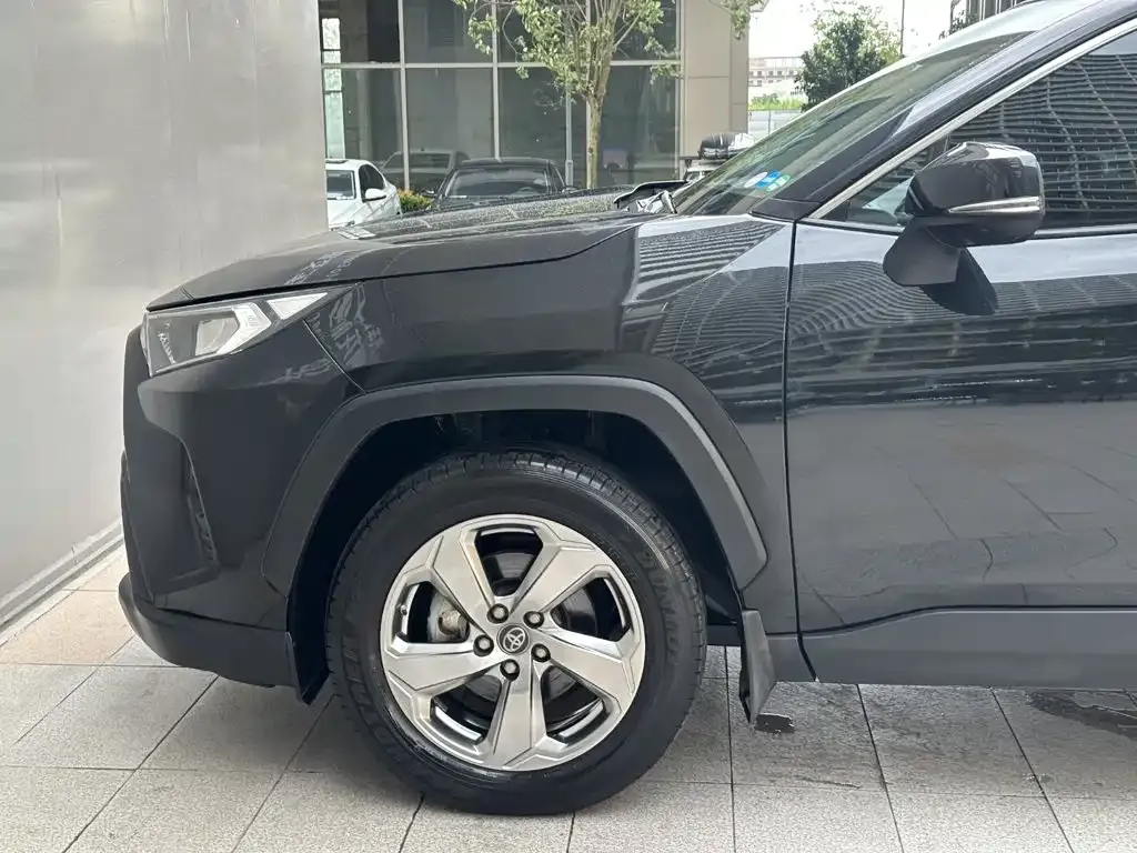 Toyota RAV4 — фото 7