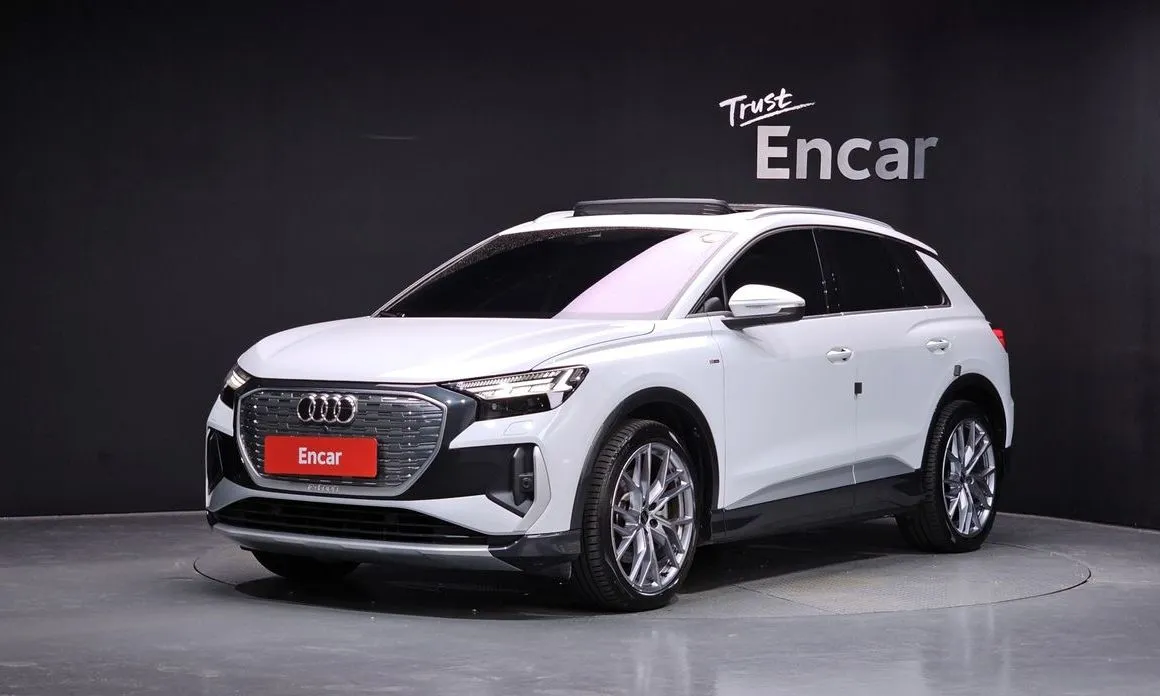 Audi Q4 e-tron — фото 1