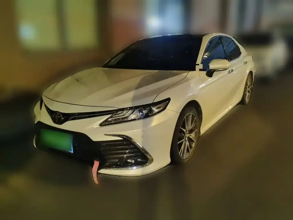 Toyota Camry — фото 1