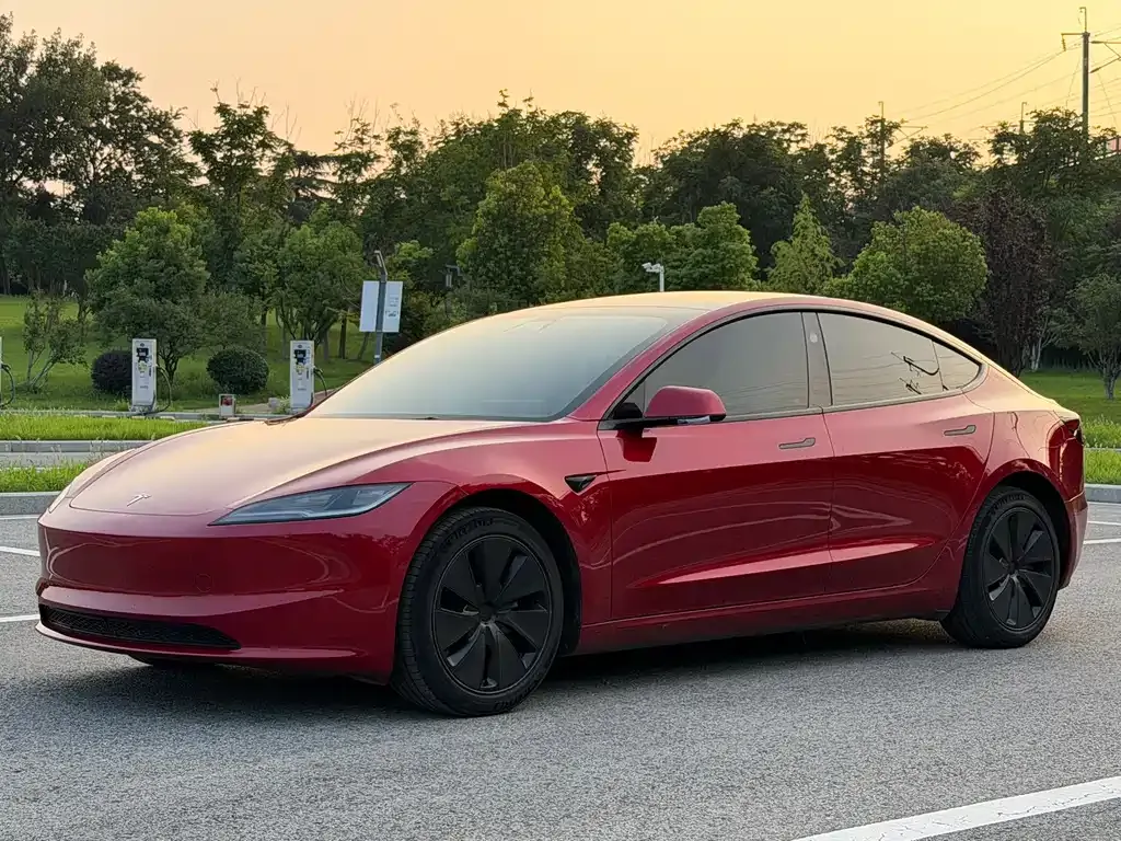 Tesla Model 3 — фото 1