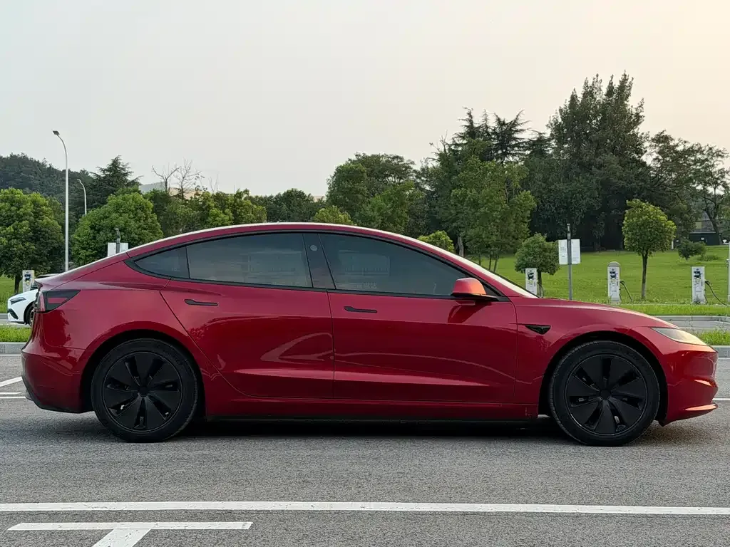 Tesla Model 3 — фото 4