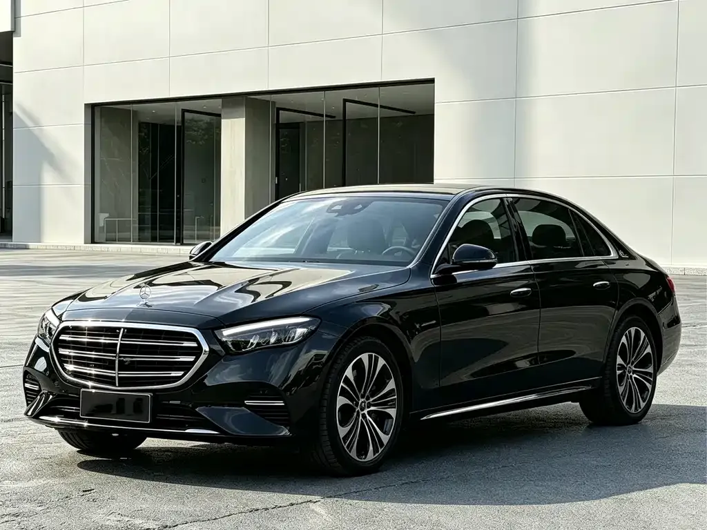 Mercedes-Benz E-Class — фото 1