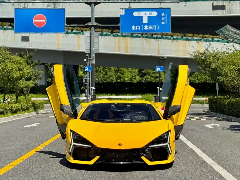 Lamborghini Revuelto — фото 1