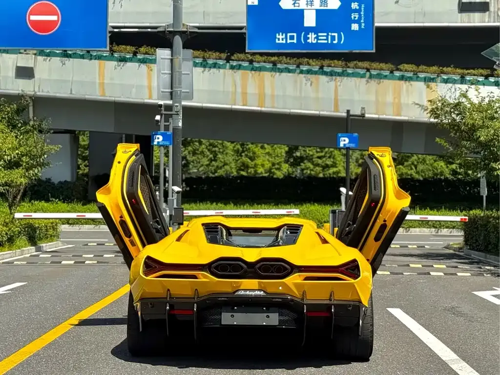 Lamborghini Revuelto — фото 4