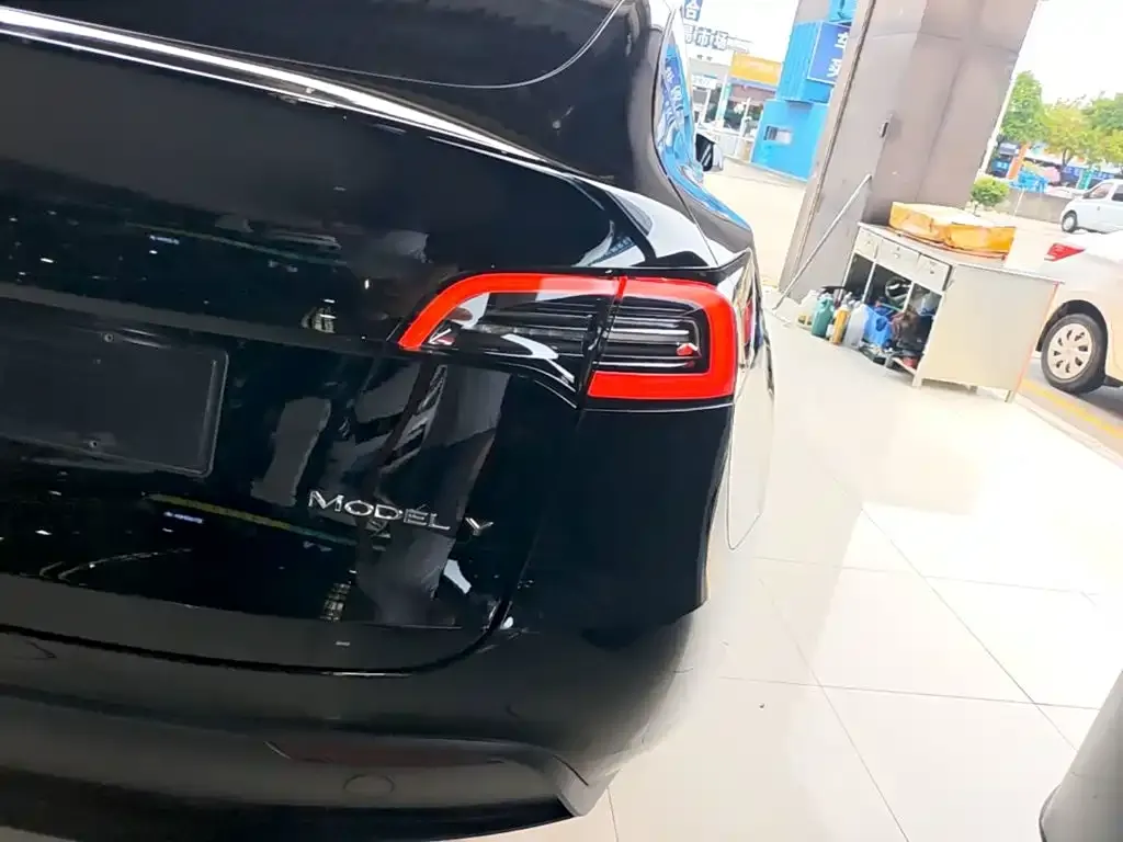 Tesla Model Y — фото 9