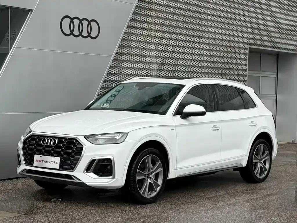 Audi Q5L — фото 1