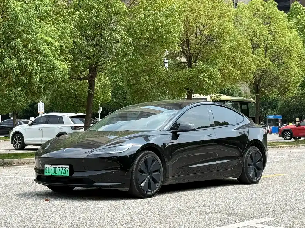 Tesla Model 3 — фото 1