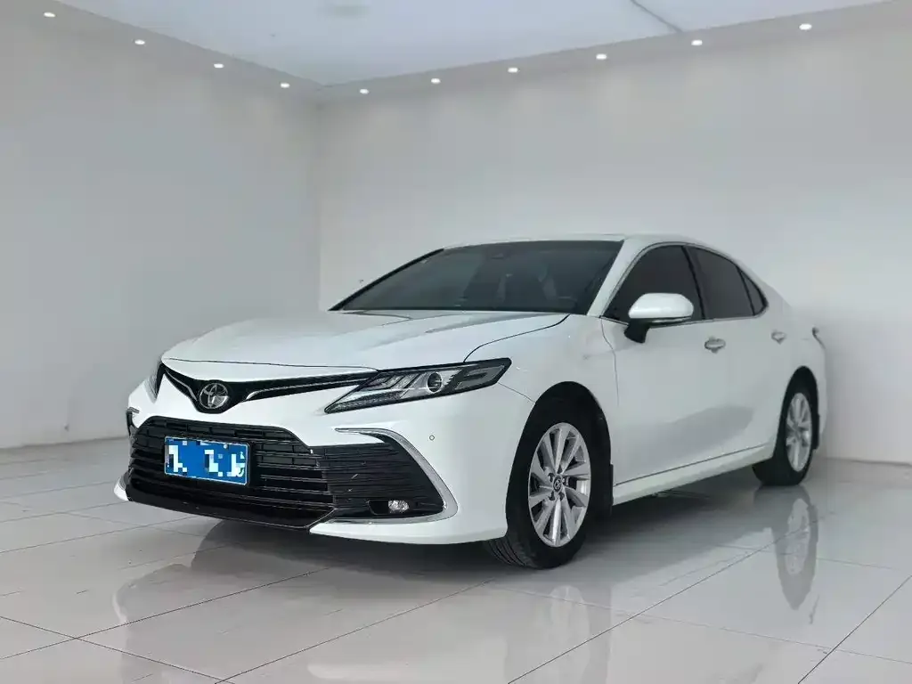 Toyota Camry — фото 1