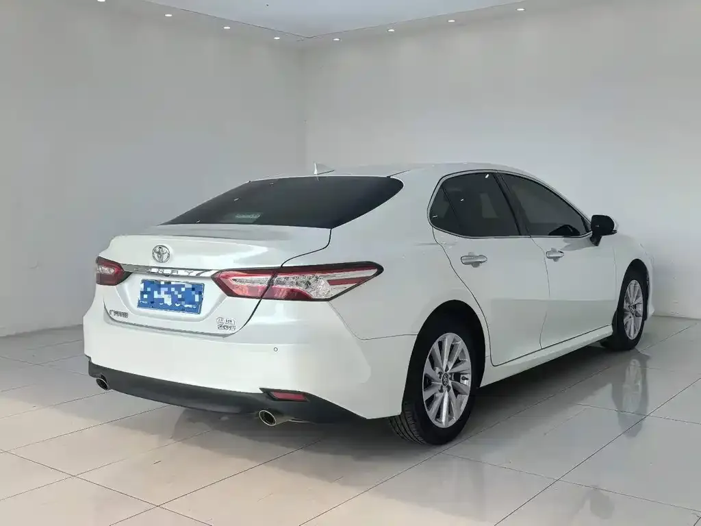 Toyota Camry — фото 2
