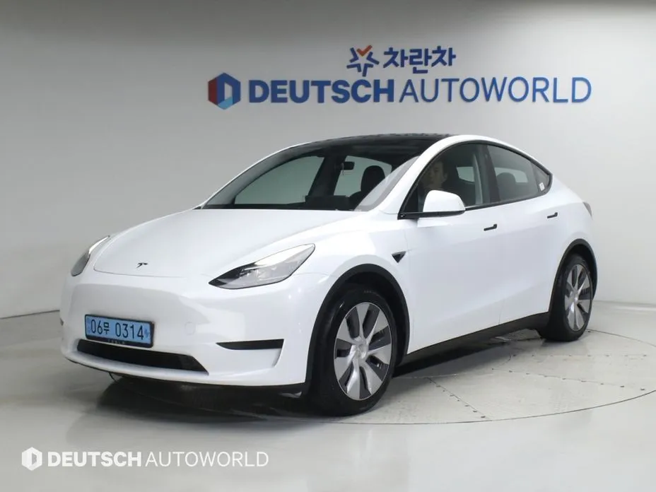 Tesla Model Y — фото 1