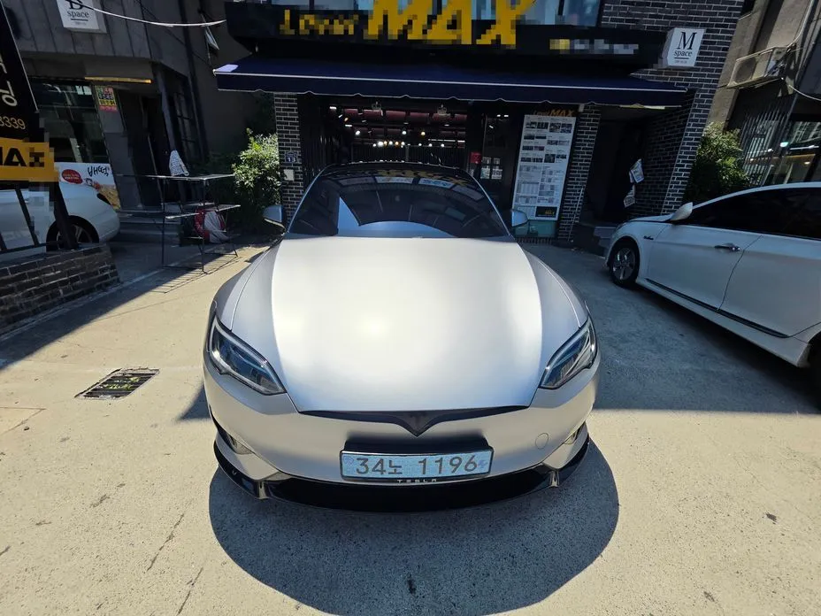 Tesla Model S — фото 1