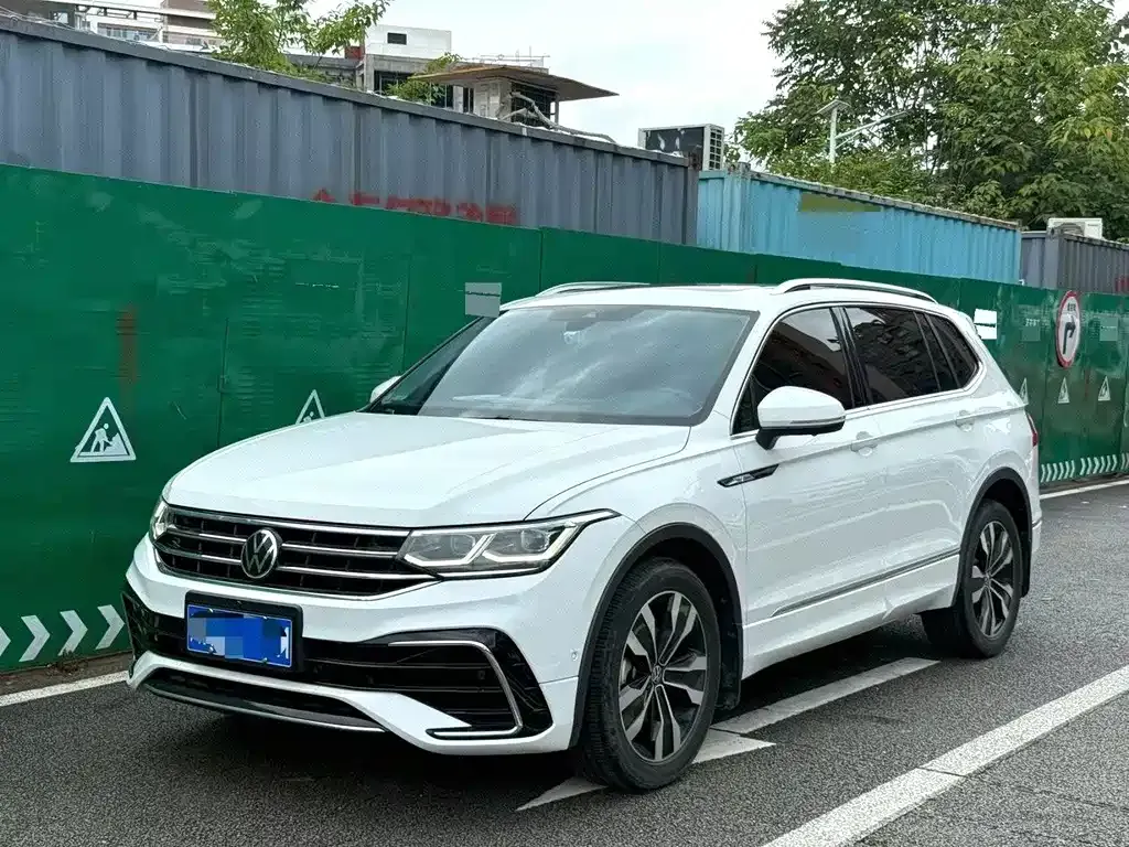 Volkswagen Tiguan L — фото 1
