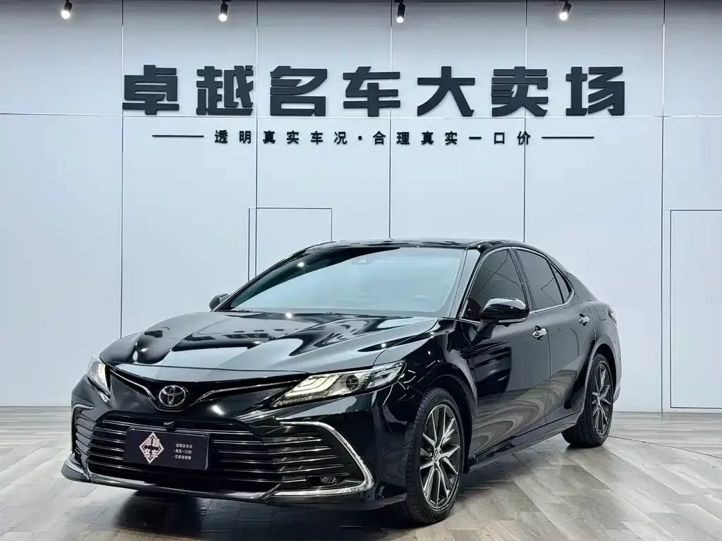 Toyota Camry — фото 1
