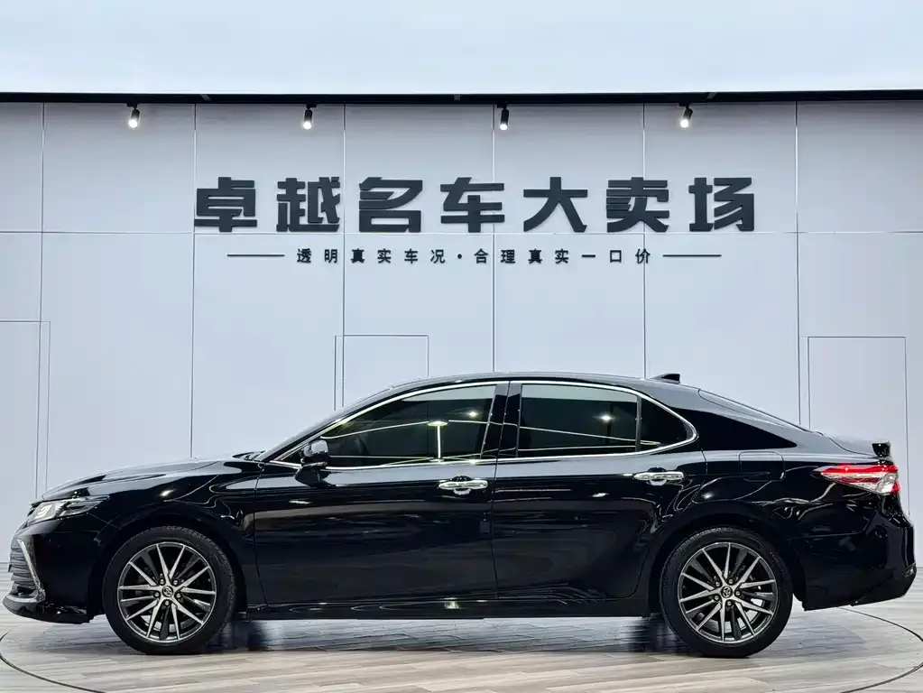 Toyota Camry — фото 6