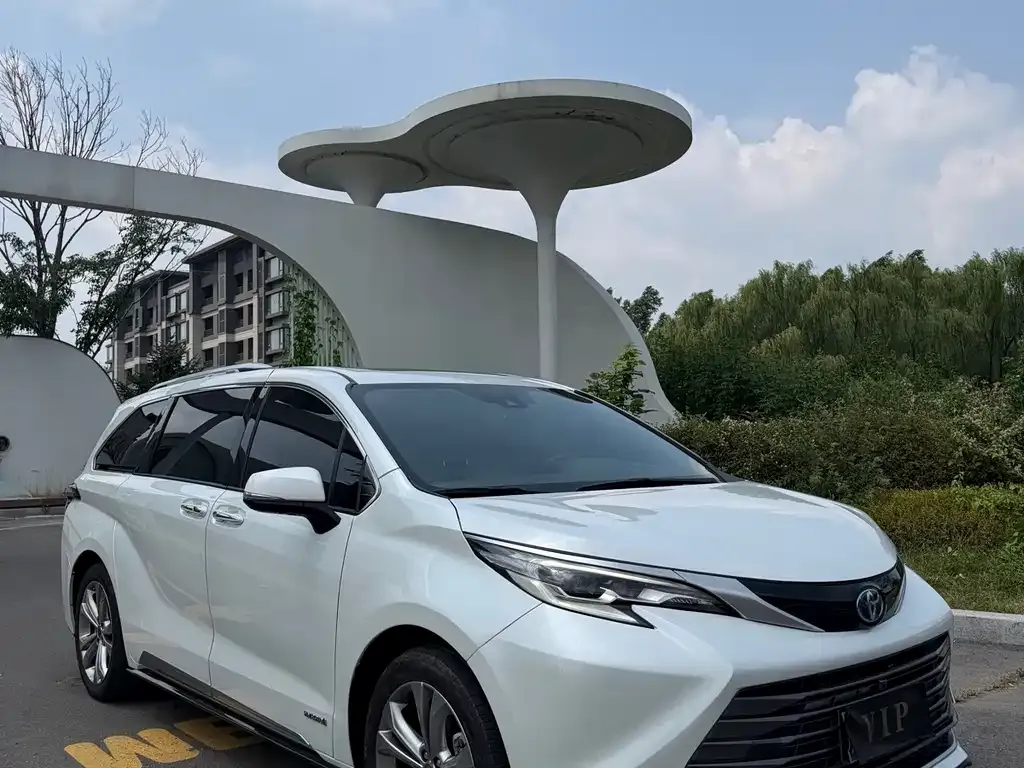 Toyota Sienna — фото 1