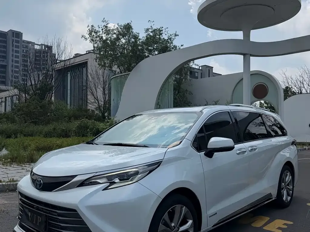 Toyota Sienna — фото 2