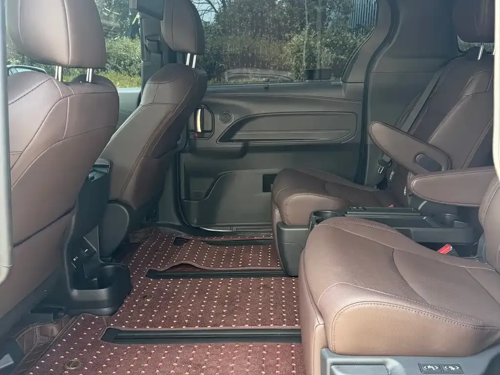 Toyota Sienna — фото 9