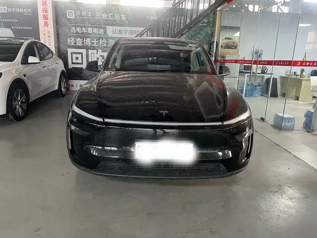 Tesla Model Y — фото 1