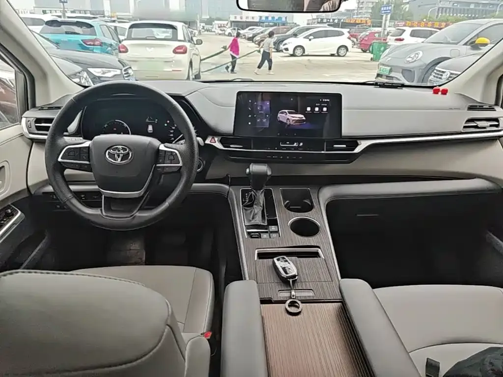 Toyota Granvia — фото 10