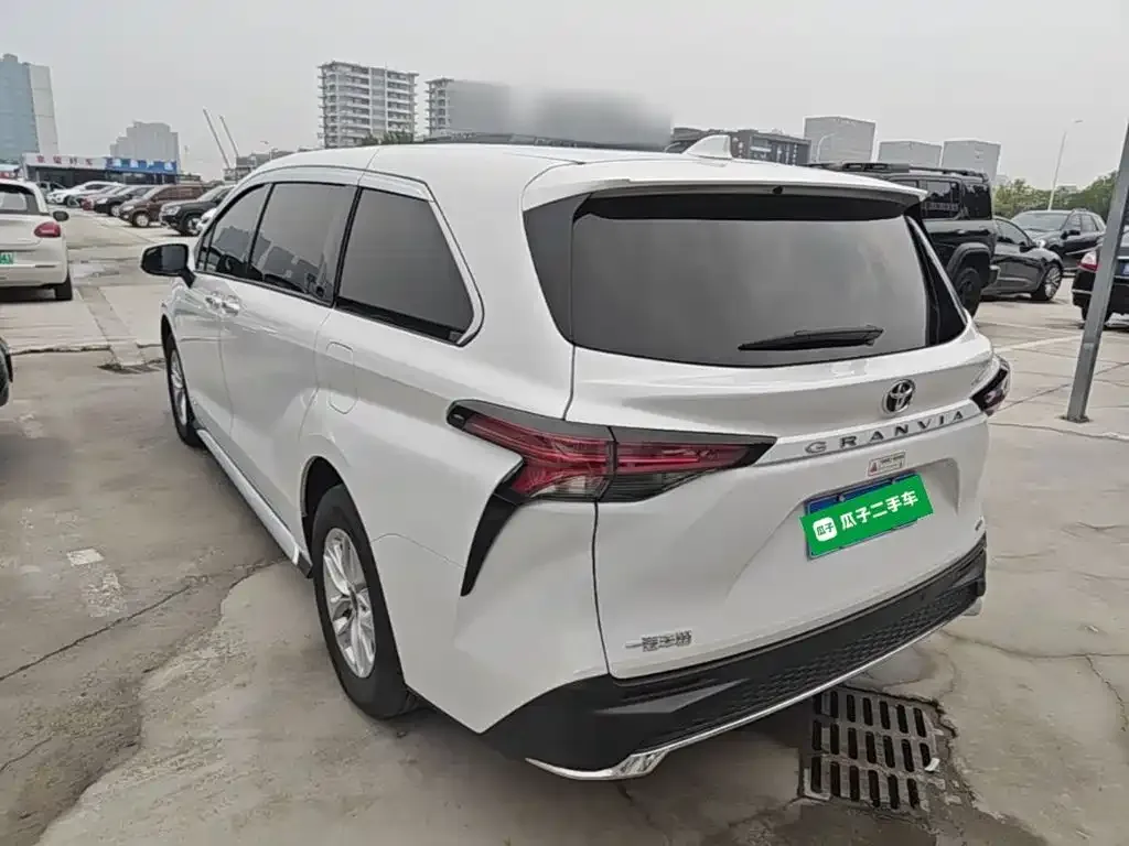 Toyota Granvia — фото 9