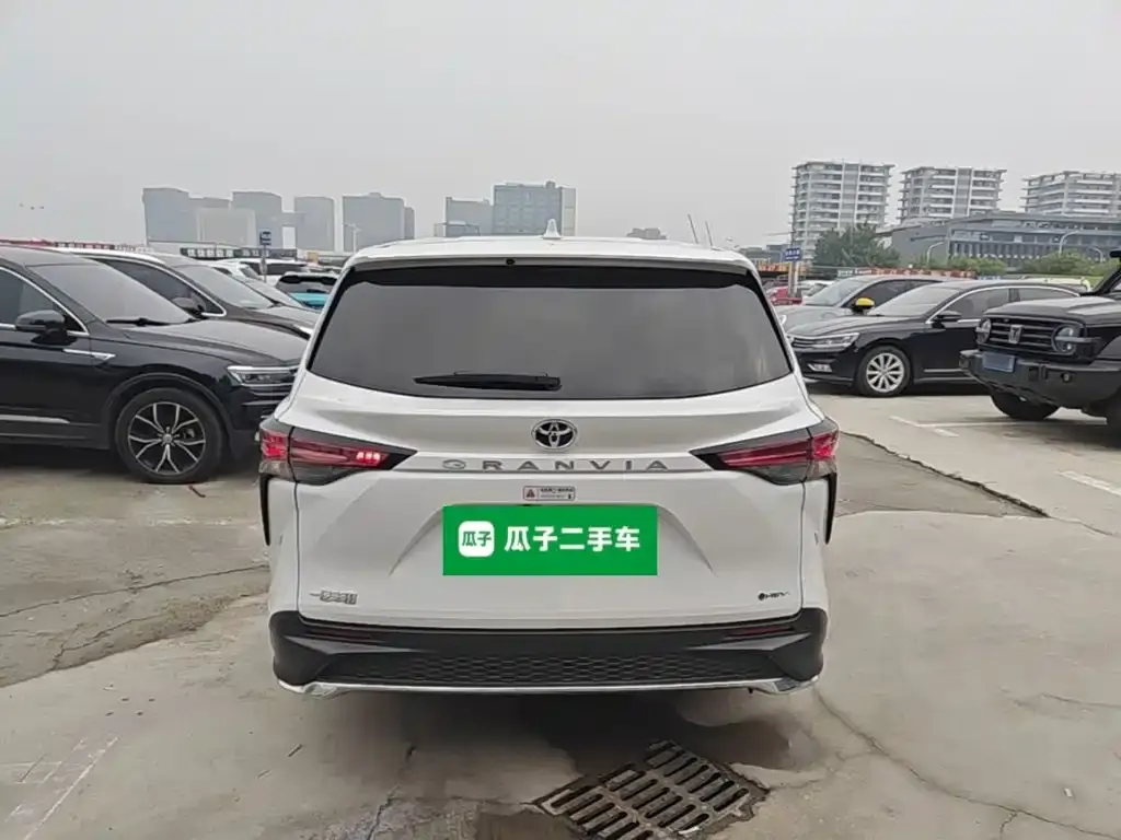 Toyota Granvia — фото 6