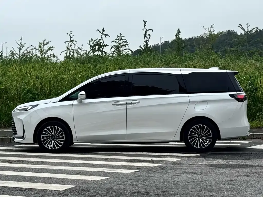Buick GL8 Hybrid — фото 3