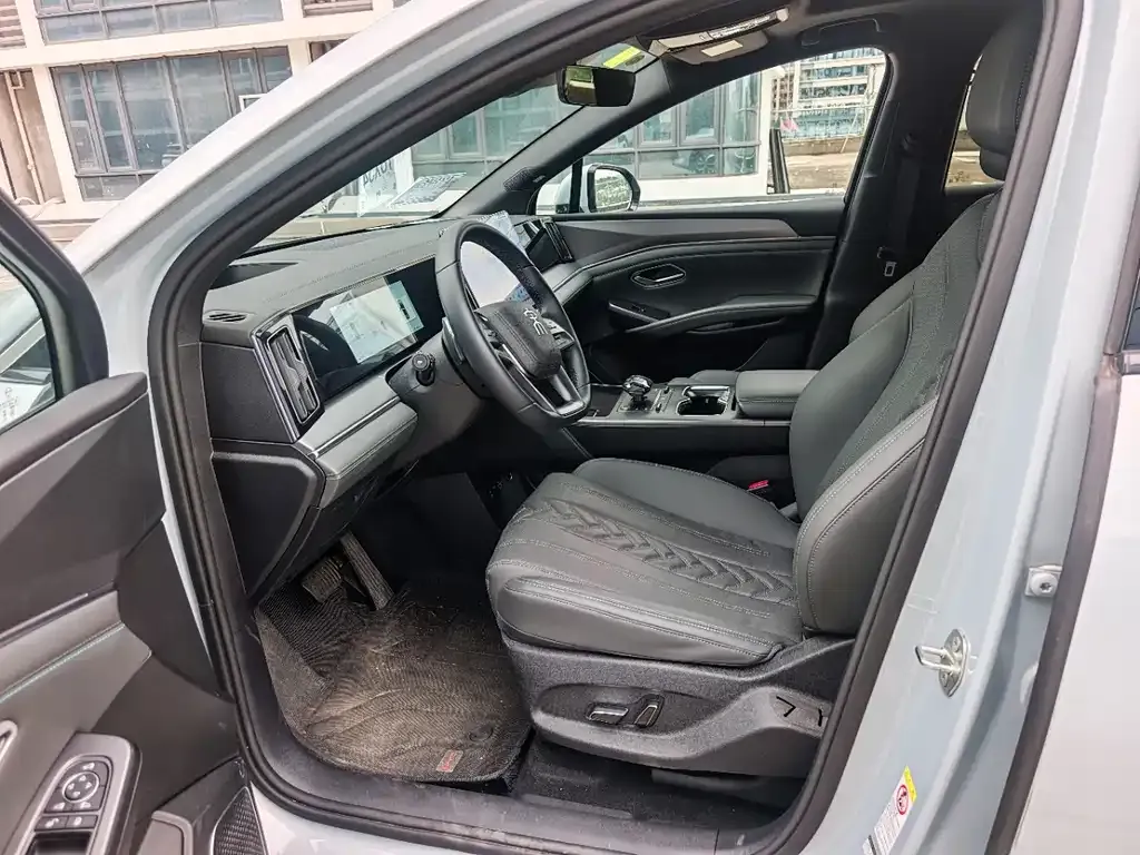 BYD L DM-i — фото 4